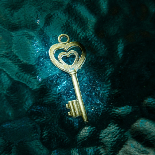 Date Night Done Right: Romantic Escape Room Experiences and Intimate Bar Settings